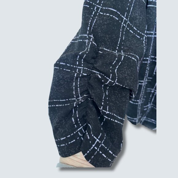 EUC Torrid Black Plaid Lightweight Crepe Cropped Ruched Sleeve Blazer Size 2x - Picture 5 of 5